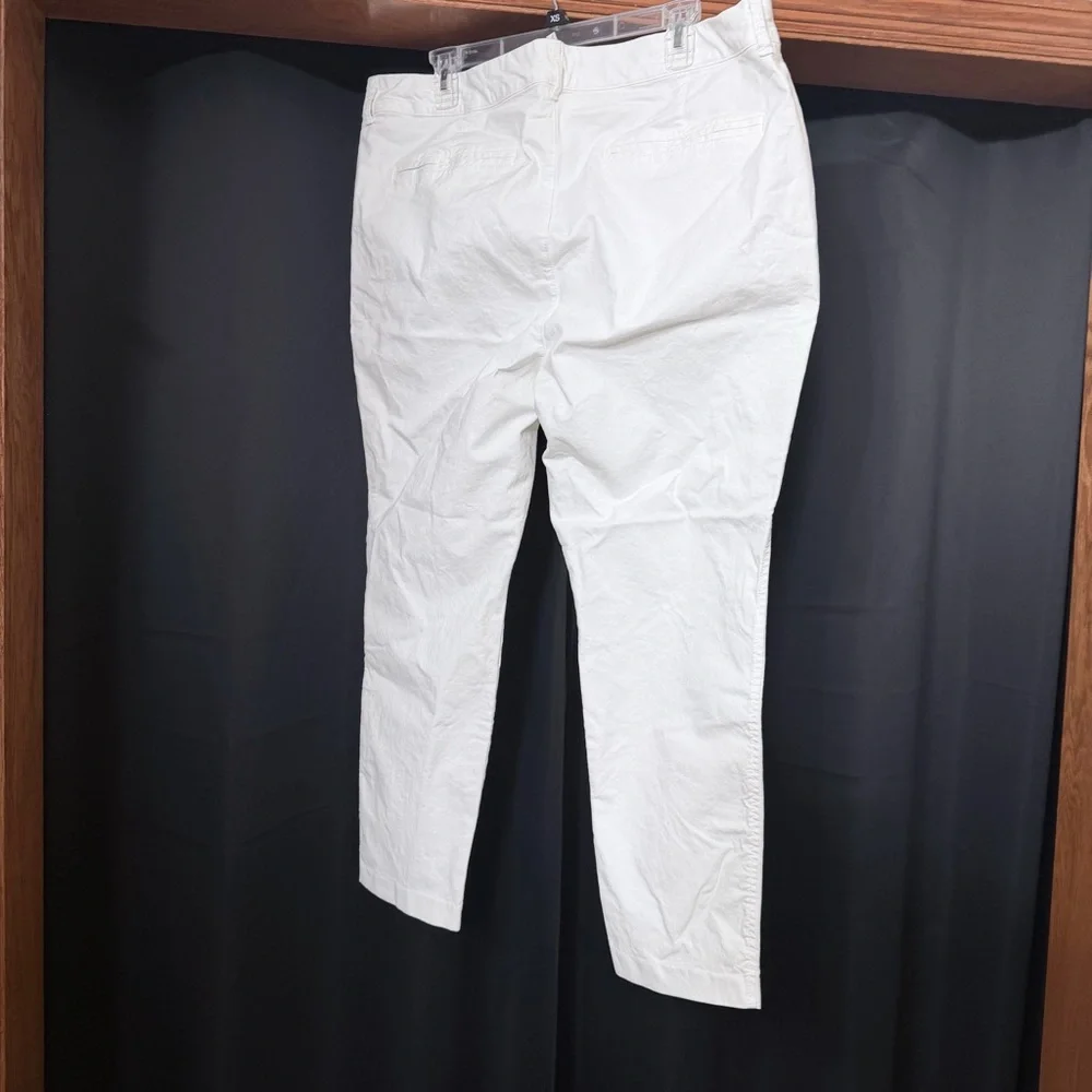 Old Navy Women's White Mid-Rise Pixie Pants - Picture 2 of 2
